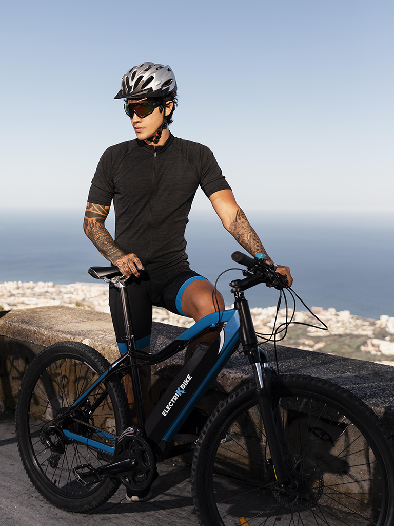 primo piano su persona con bici elettrica